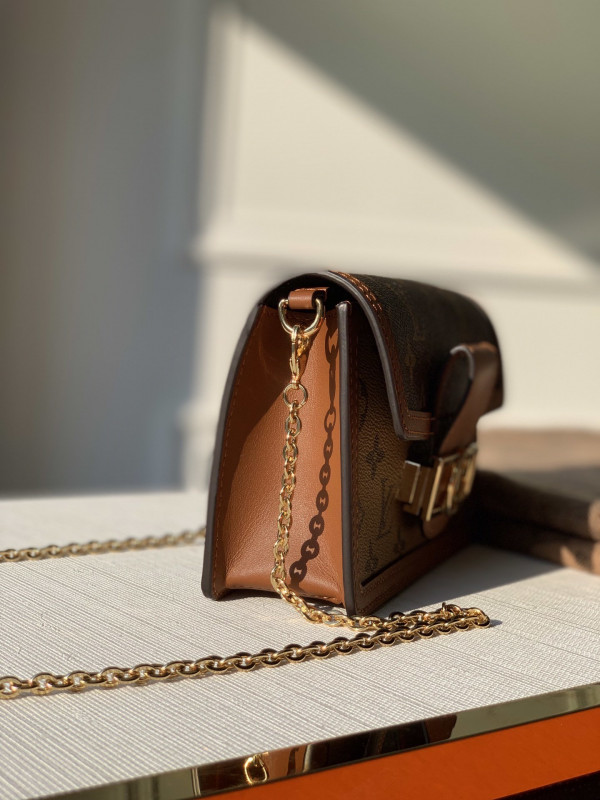 l**is V*t*n v dauphine chain wallet