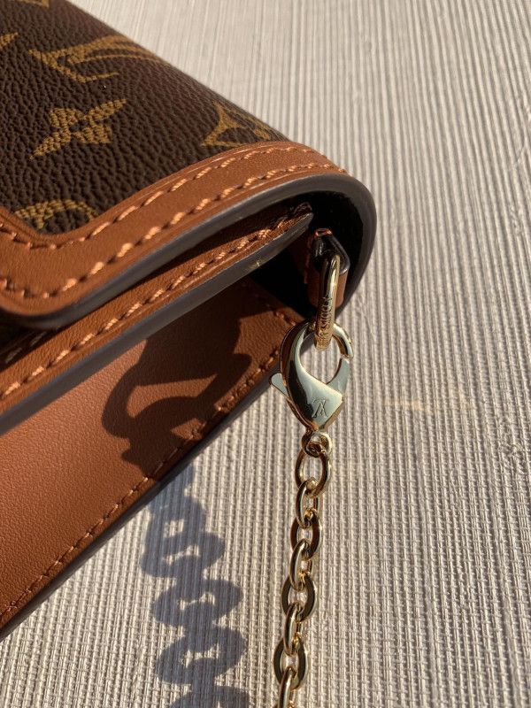 l**is V*t*n v dauphine chain wallet