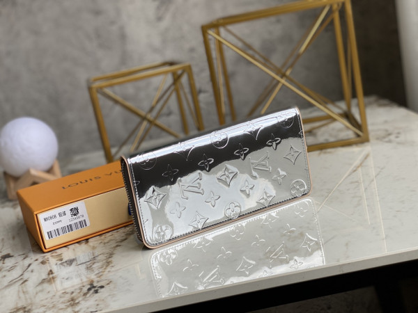 l**is V*t*n zippy wallet vertical