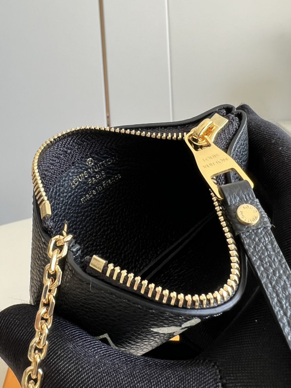 l**is V*t*n key pouch