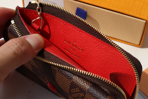 l**is V*t*n card holder recto verso