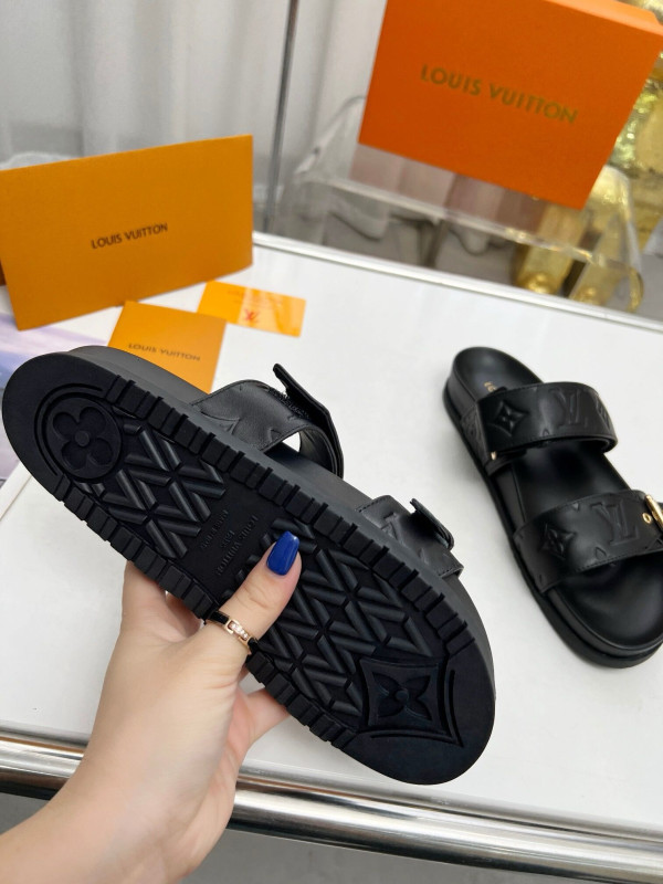 l**is V*t*n slippers