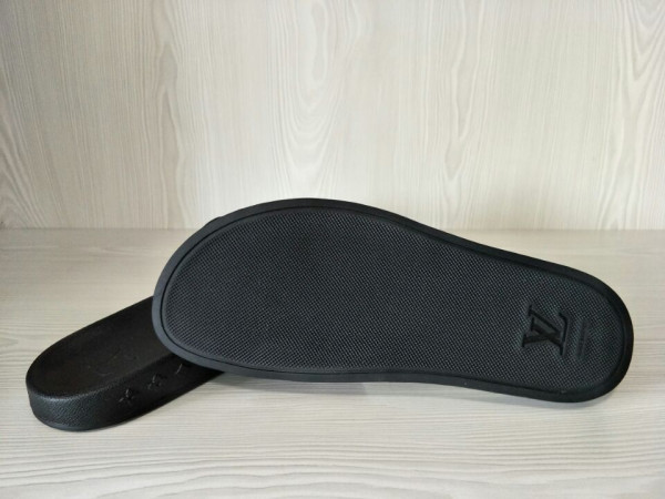 l**is V*t*n slippers