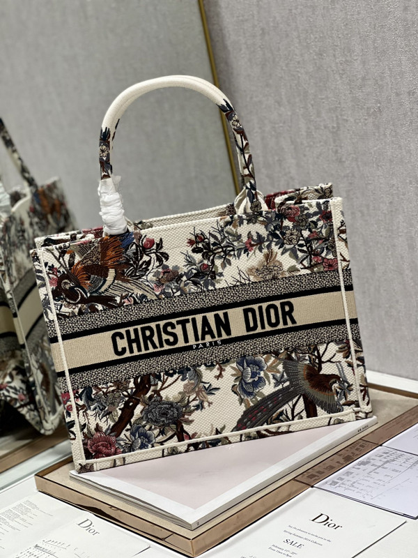 medium D*or book tote