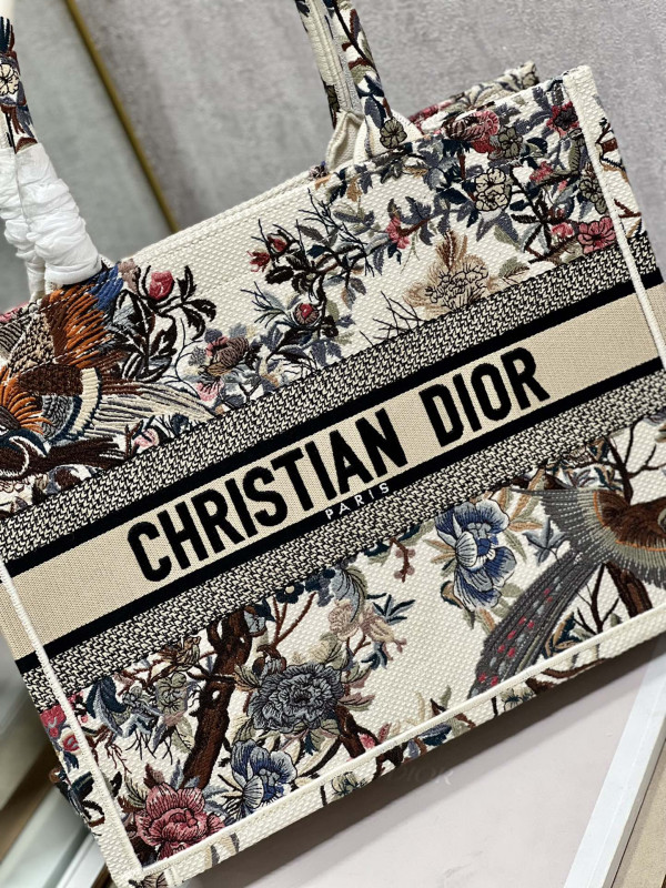 medium D*or book tote