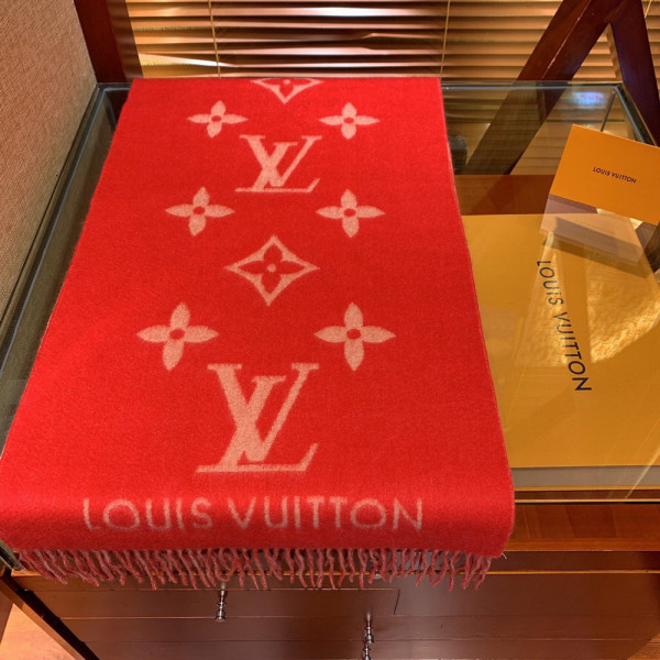 l**is V*t*n reykjavik scarf