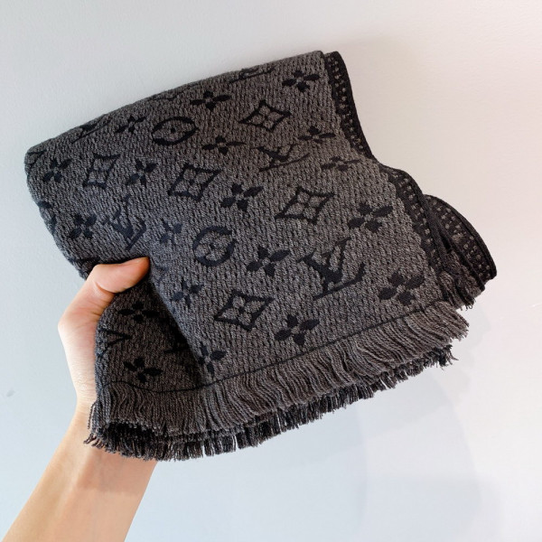 l**is V*t*n monogram classic scarf