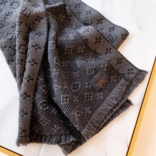 l**is V*t*n monogram classic scarf
