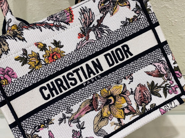 small D*or book tote