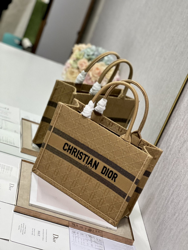 medium D*or book tote