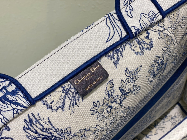 large D*or book tote