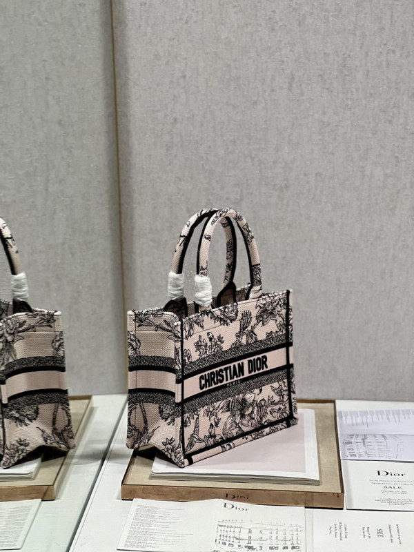 small D*or book tote
