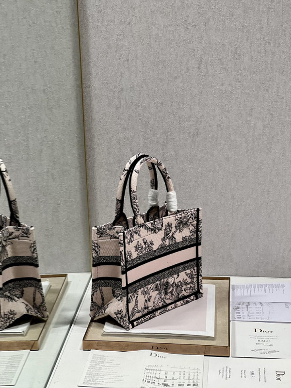 small D*or book tote