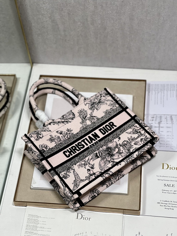small D*or book tote