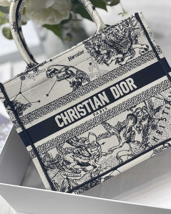 medium D*or book tote