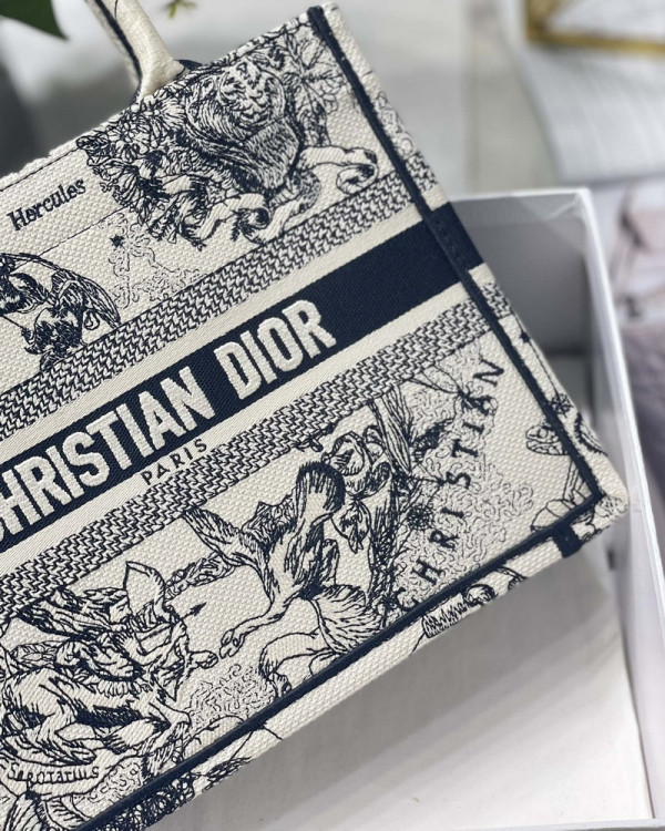 medium D*or book tote