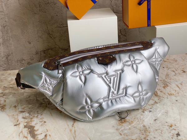 l**is V*t*n maxi bumbag