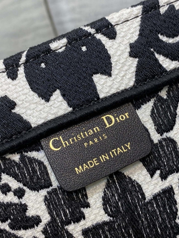 medium D*or book tote