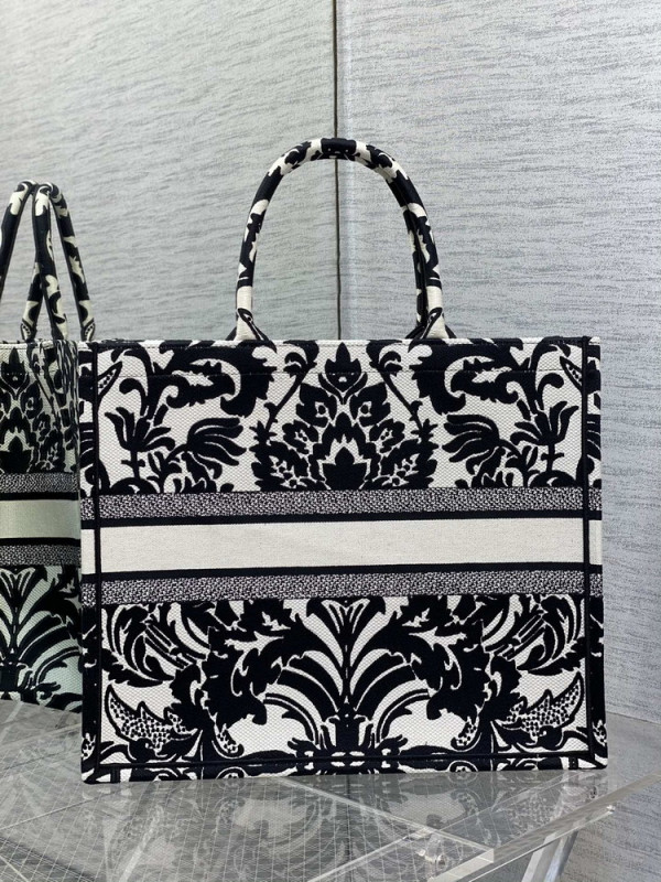 large D*or book tote