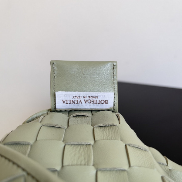 Bo*te*ga ve*ne*ta classic sardine top handle bag