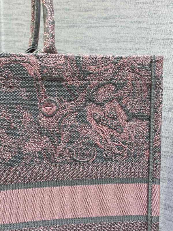 large D*or book tote