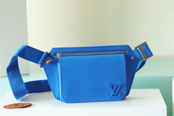 l**is V*t*n takeoff slingbag