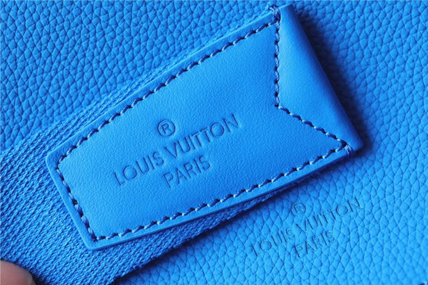 l**is V*t*n takeoff slingbag