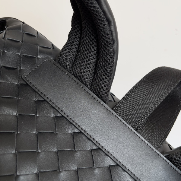 Bo*te*ga ve*ne*ta arco backpack