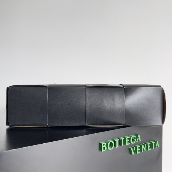 Bo*te*ga ve*ne*ta arco large tote
