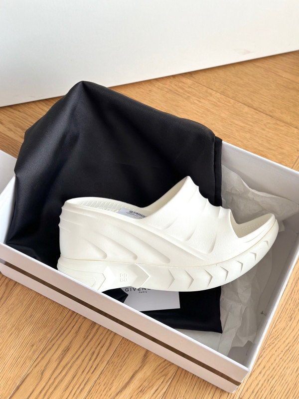 GIVENCHY sildes