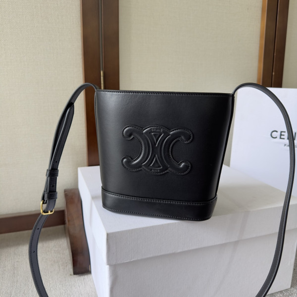 Ce**e mini bucket cuir triomphe