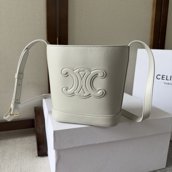 Ce**e mini bucket cuir triomphe