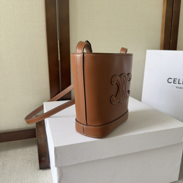 Ce**e mini bucket cuir triomphe