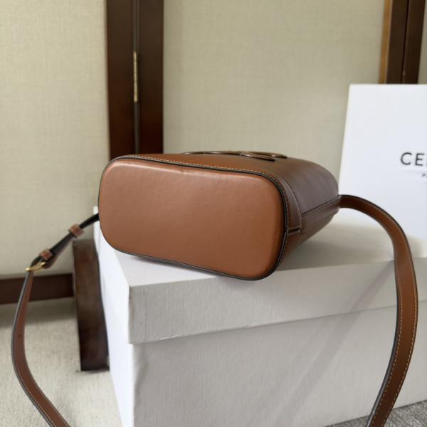 Ce**e mini bucket cuir triomphe