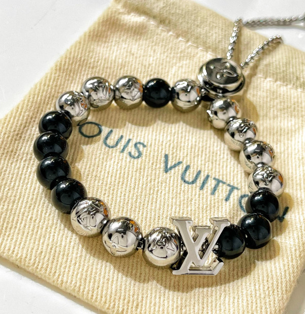 l**is V*t*n bracelet
