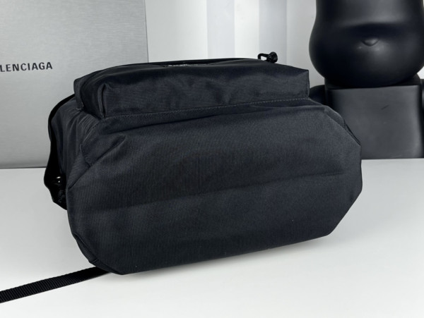 Ba*len*cia*ga backpack