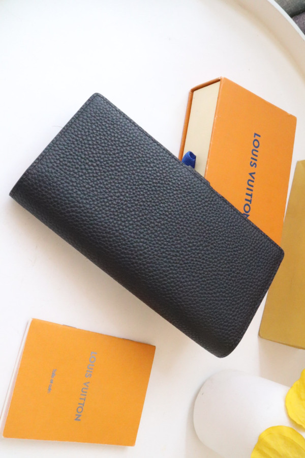 l**is V*t*n vertical wallet