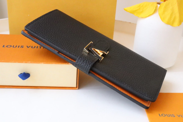 l**is V*t*n vertical wallet