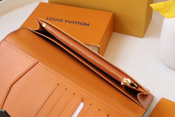 l**is V*t*n vertical wallet