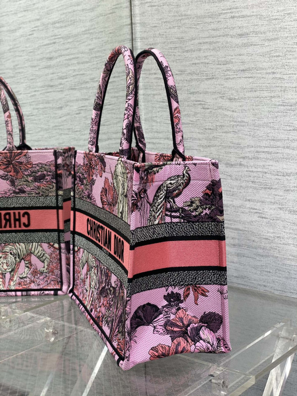 medium D*or book tote