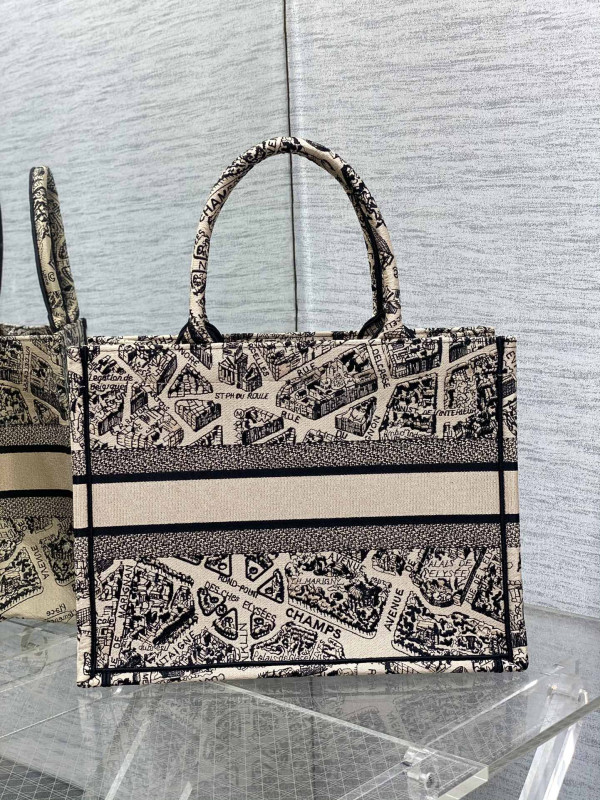 medium D*or book tote