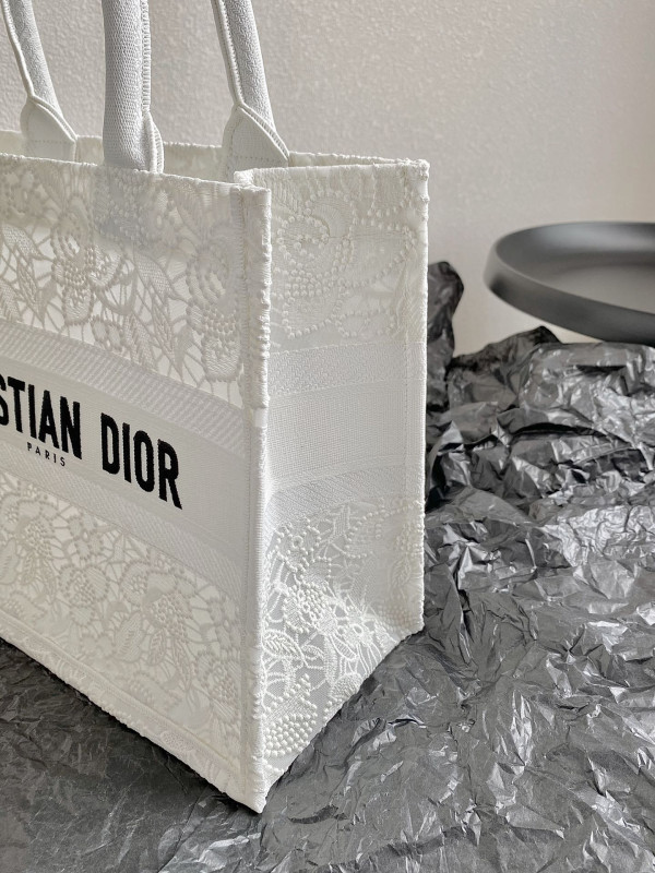 medium D*or book tote