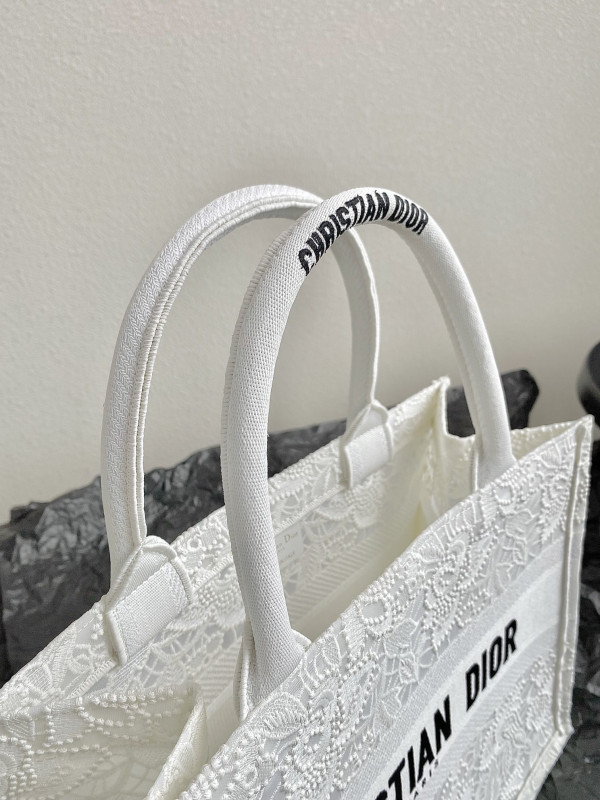 medium D*or book tote