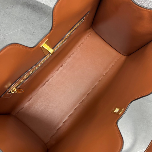 Ce**e cabas 16 in smooth calfskin