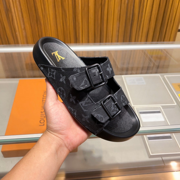 l**is V*t*n slippers