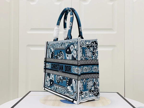 medium D*or book tote