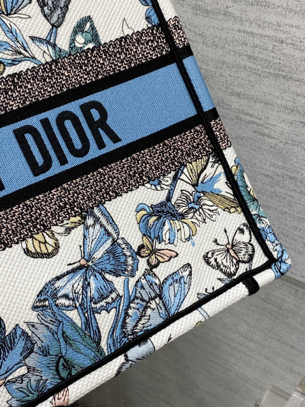 medium D*or book tote