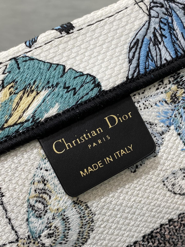 medium D*or book tote