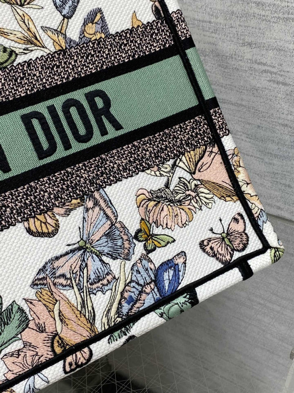 medium D*or book tote