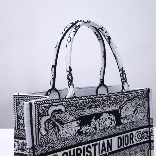 medium D*or book tote